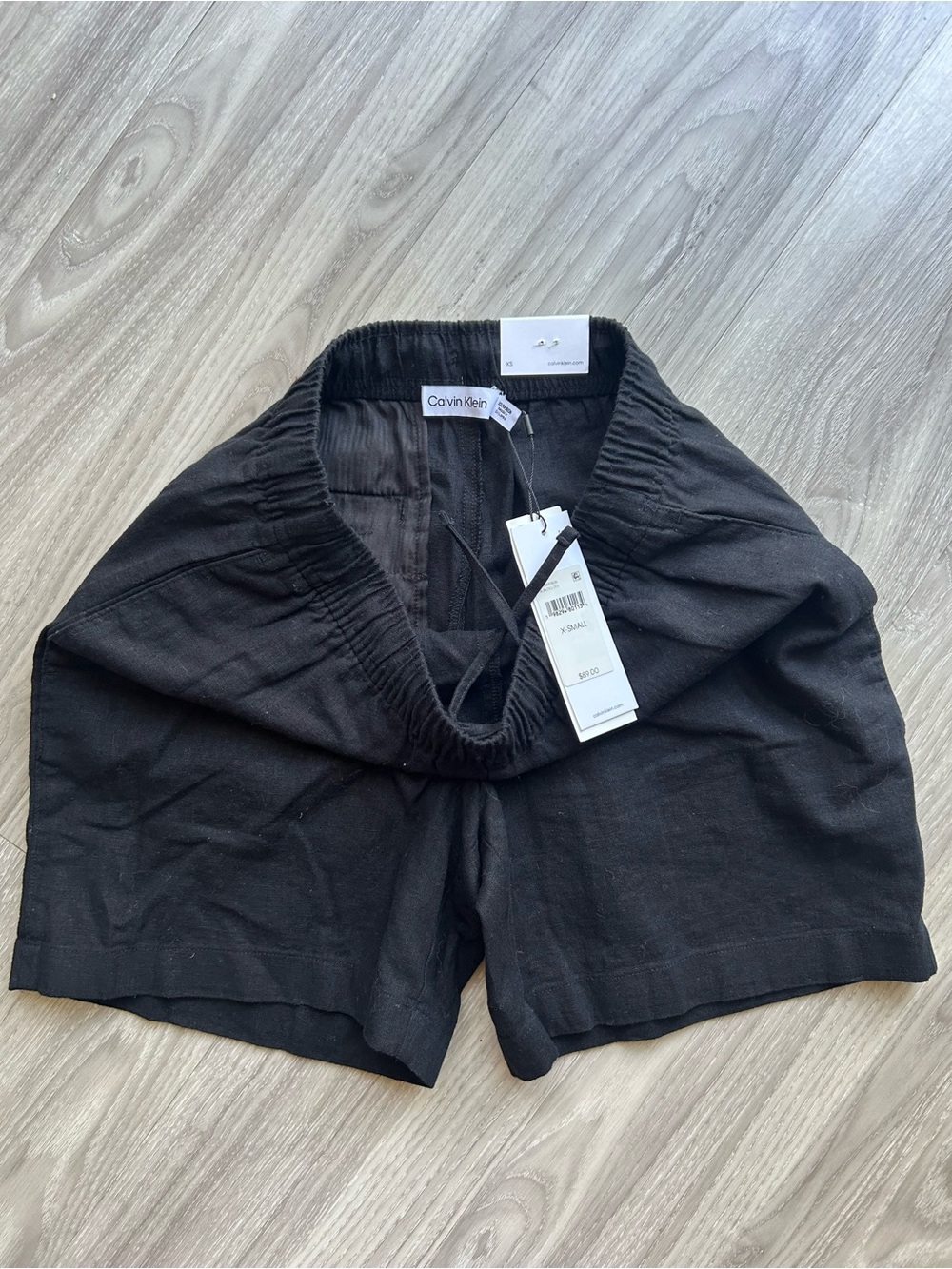 Calvin Klein | 5" Linen Pull-On Hybrid Shorts in Black (XS) - Picture 4 of 7